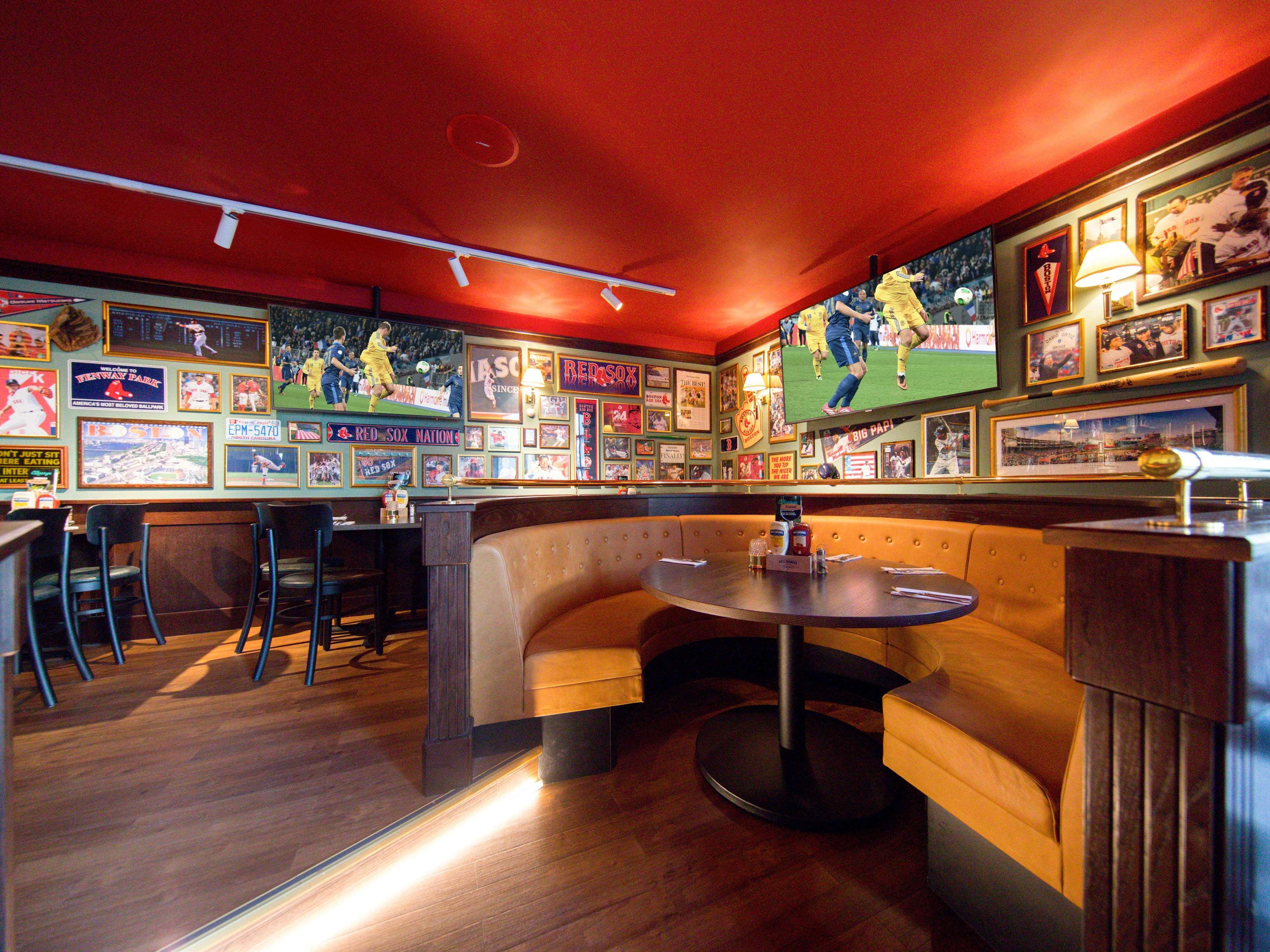 Golden Sands Boutique Hotel-Dubai Creek Екстериор снимка Interior of a typical Hooters restaurant