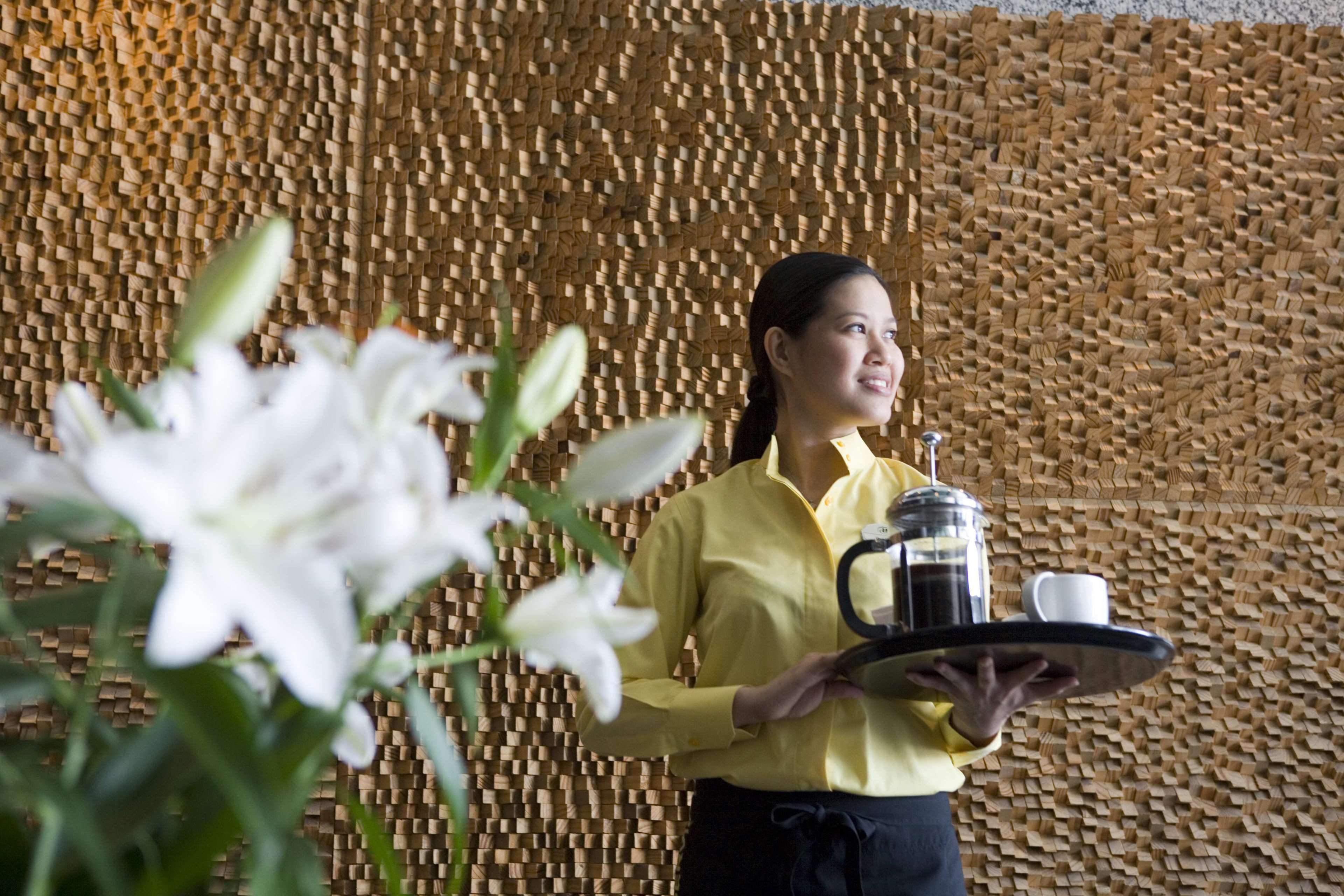 Golden Sands Boutique Hotel-Dubai Creek Екстериор снимка A Thai woman serving tea