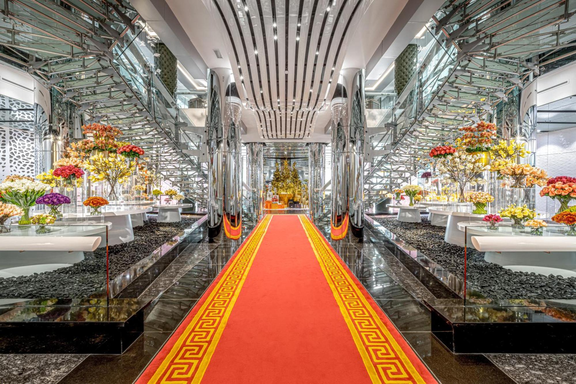 Golden Sands Boutique Hotel-Dubai Creek Екстериор снимка The photo depicts a luxurious interior space characterized by modern architecture and elegant design. It features a long, red carpet that runs through the center, leading to a focal point at the end. On either side of the carpet, there are decorative